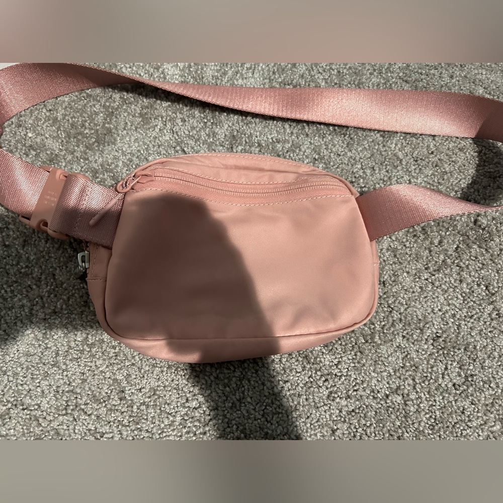 Lululemon belt bag in pink pastel - Picture 5 of 5